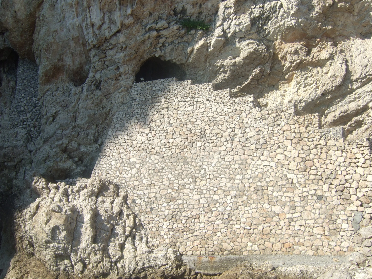 Take a lift and go through a cave: spectacular approach to the sea